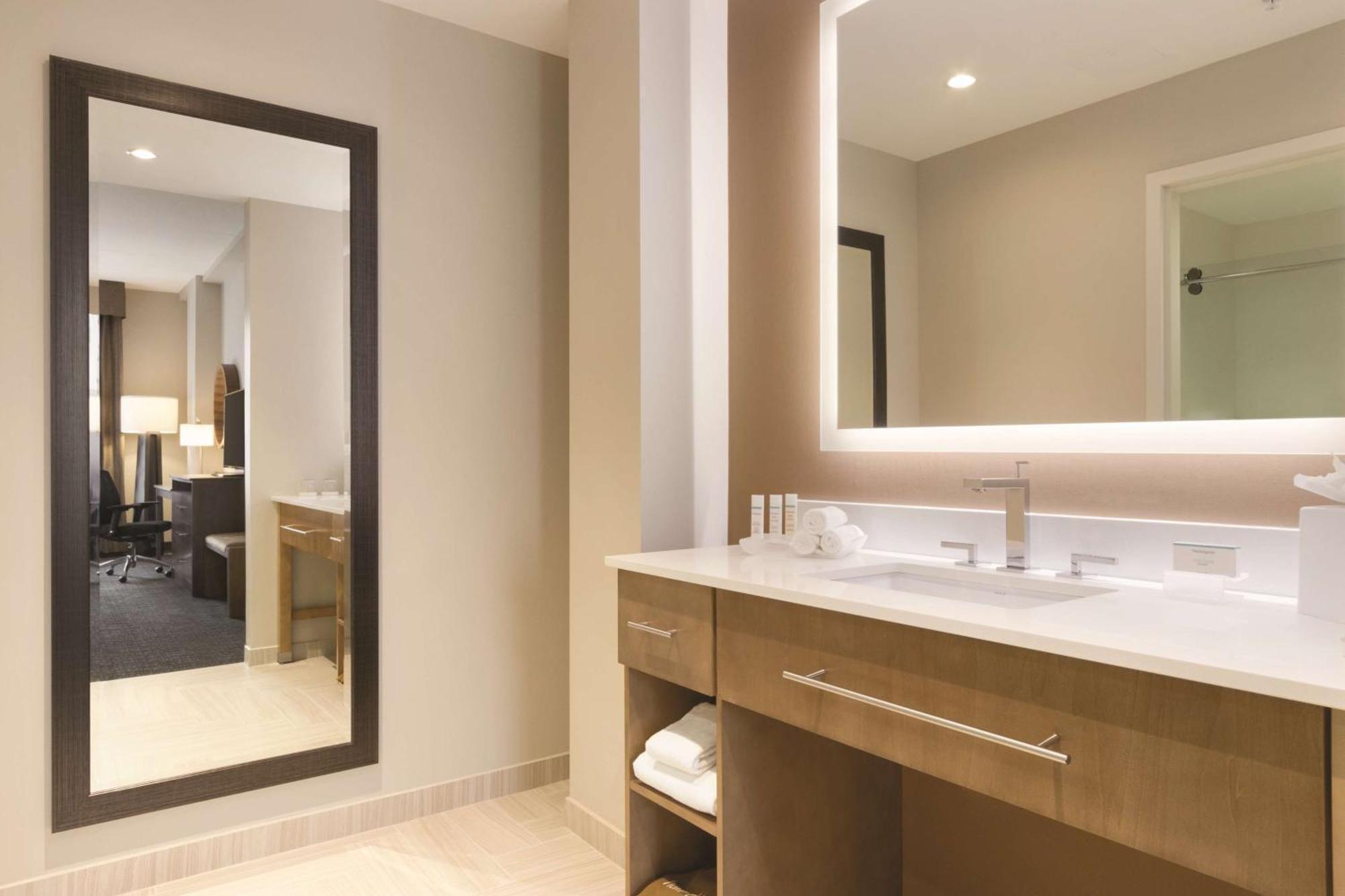 Homewood Suites By Hilton Calgary Downtown Exterior photo